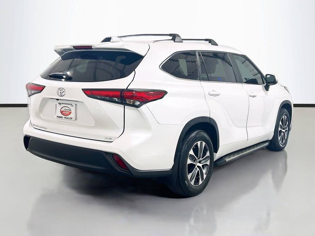Used 2023 Toyota Highlander XLE FWD image 4