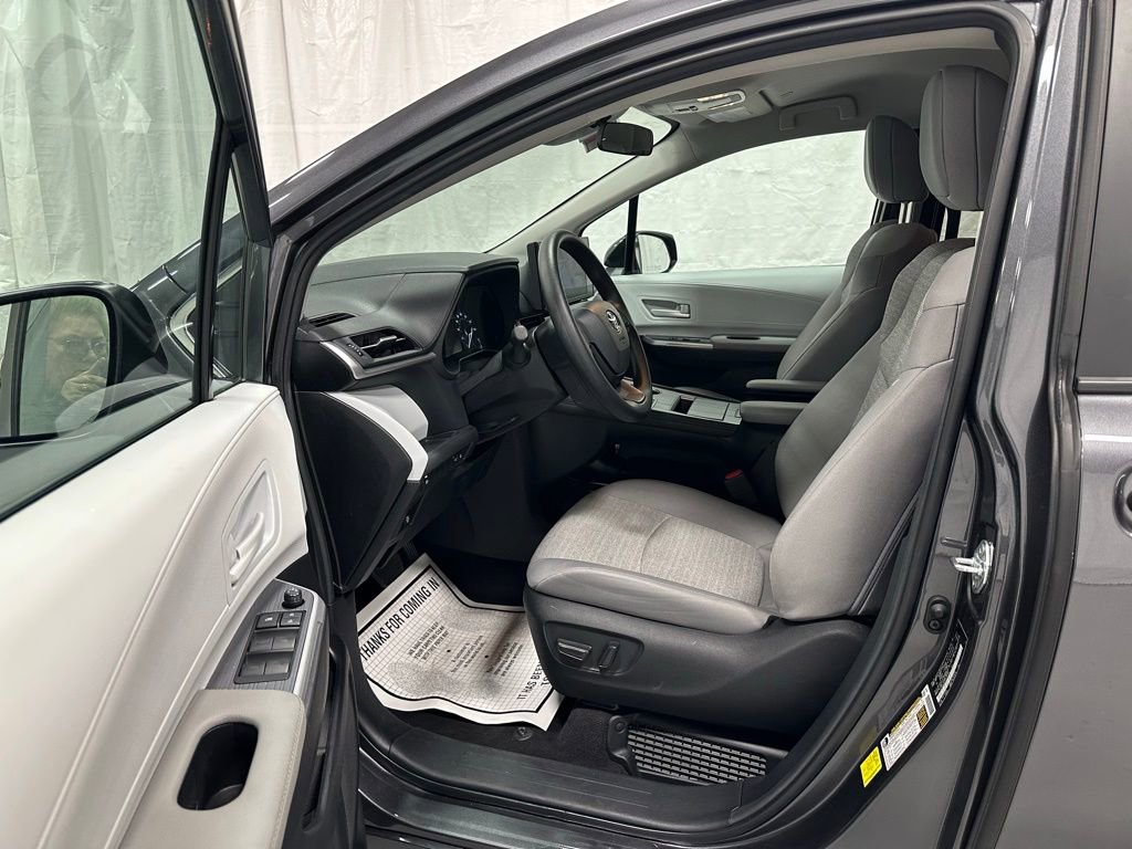 Used 2025 Toyota Sienna LE image 10