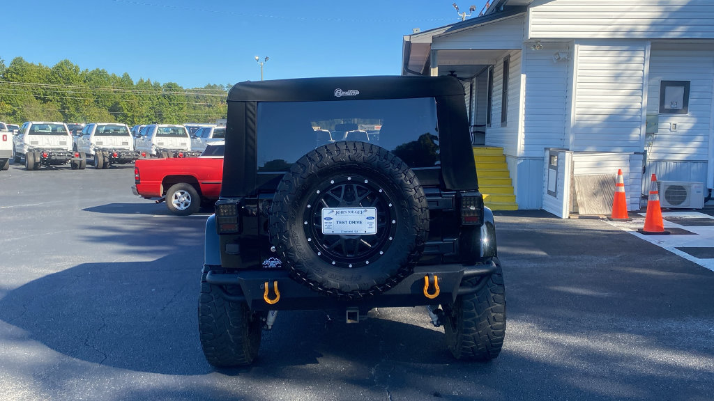 Used 2018 Jeep Wrangler Unlimited Sahara w/ Connectivity Group AWD/4WD image 6