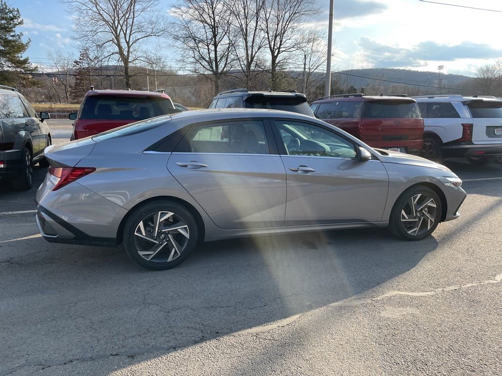 New 2025 Hyundai Elantra SEL image 3