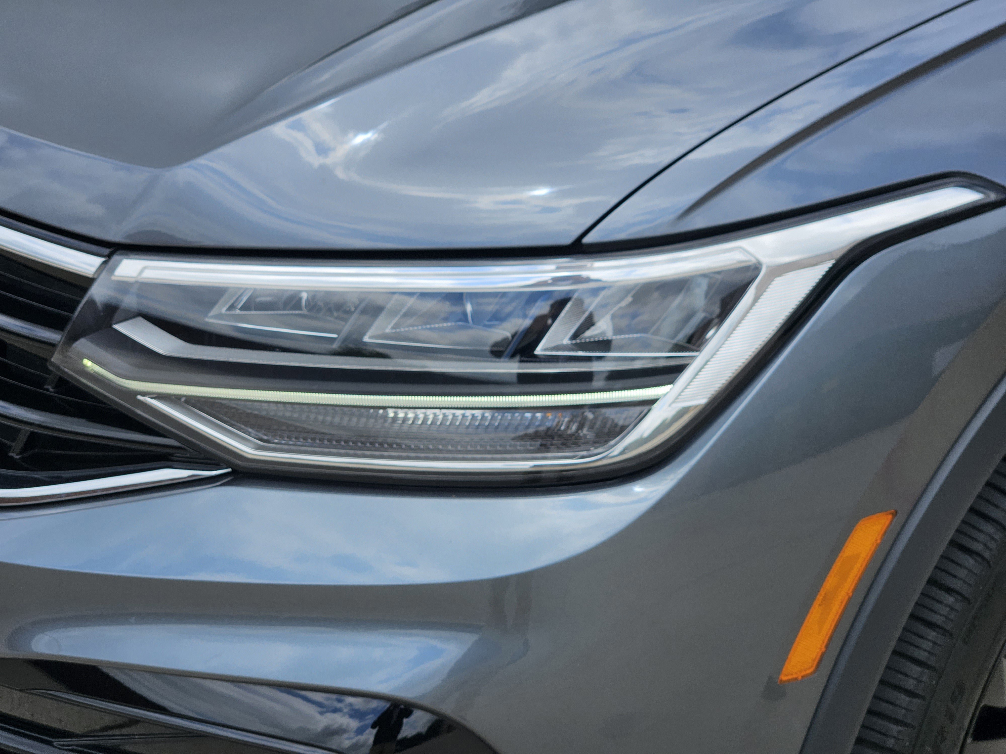 Used 2023 Volkswagen Tiguan SE R-Line FWD image 28