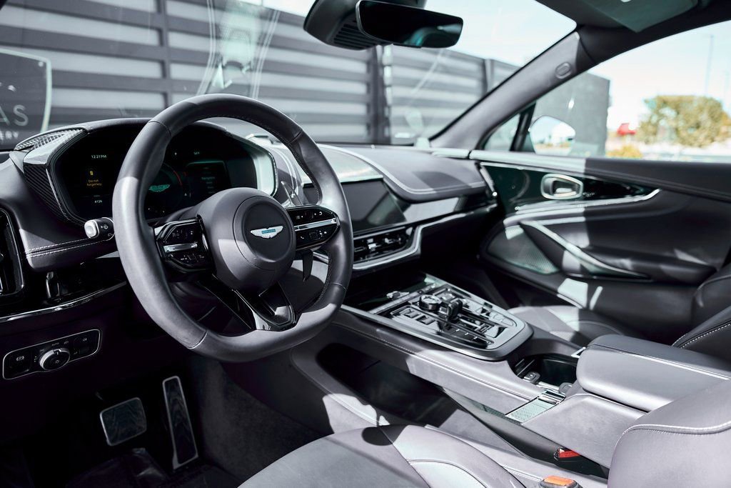 Used 2025 Aston Martin DBX 707 image 2