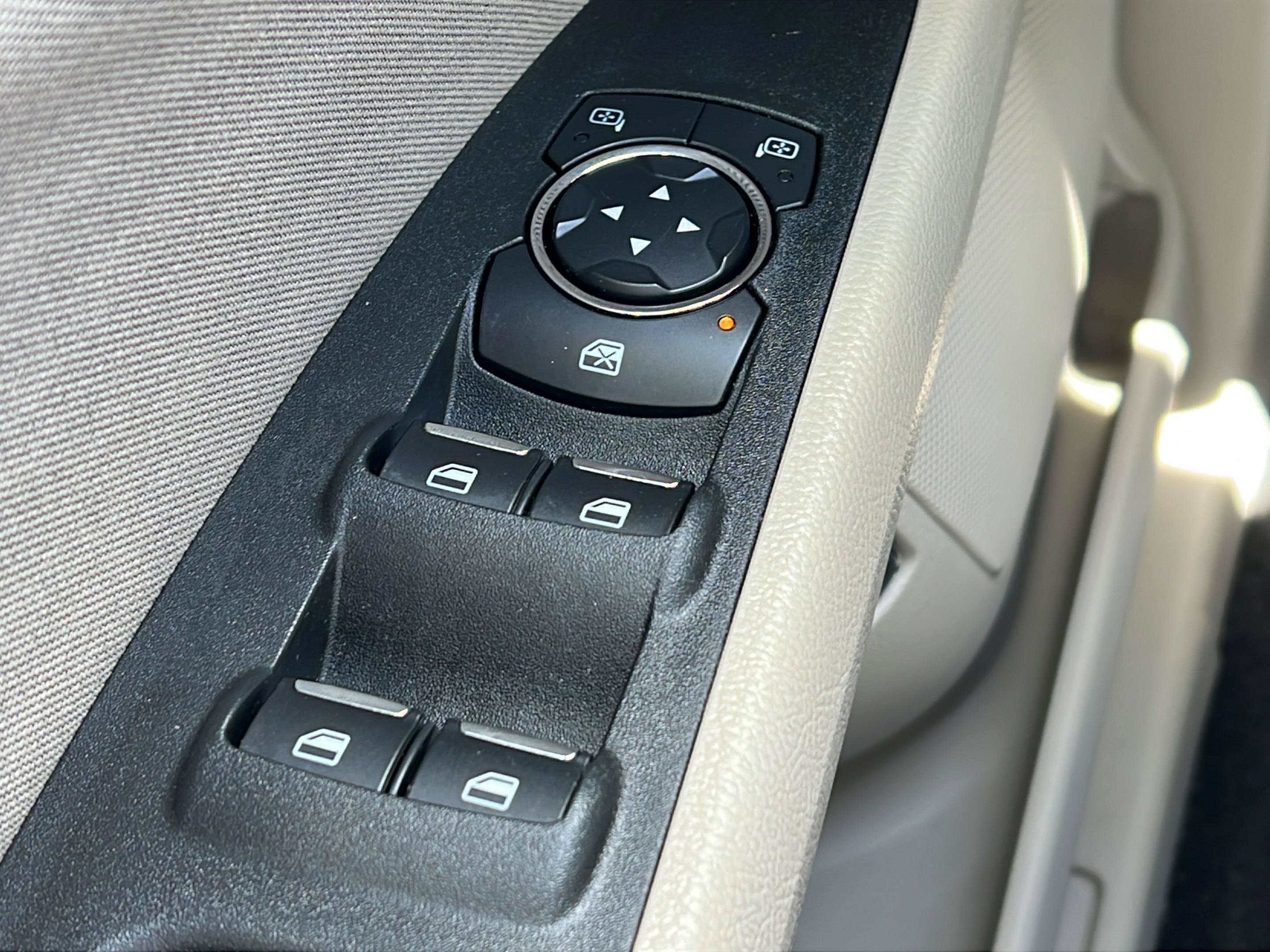Used 2019 Ford Fusion SE FWD image 21