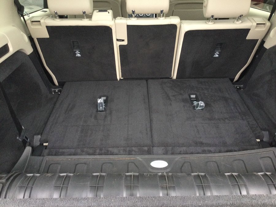 Used 2018 Land Rover Discovery SE image 19