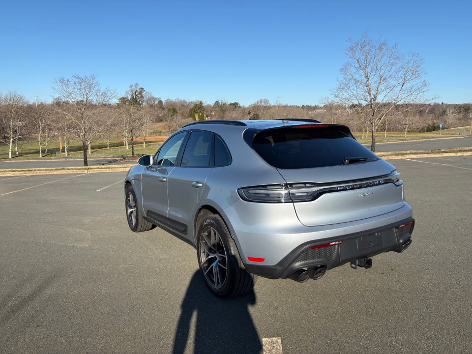 Certified 2025 Porsche Macan image 3