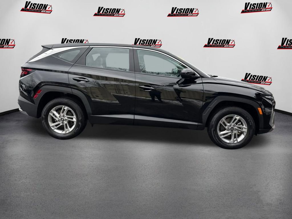 Certified 2025 Hyundai Tucson SE image 4