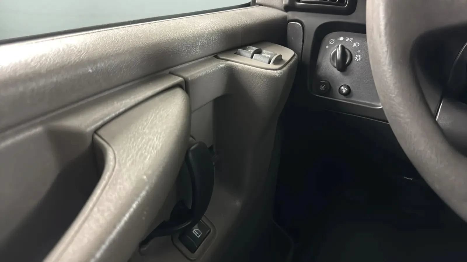 Used 2004 Chevrolet Express 3500 Extended Passenger w/ LS Preferred Equipment Group RWD image 15