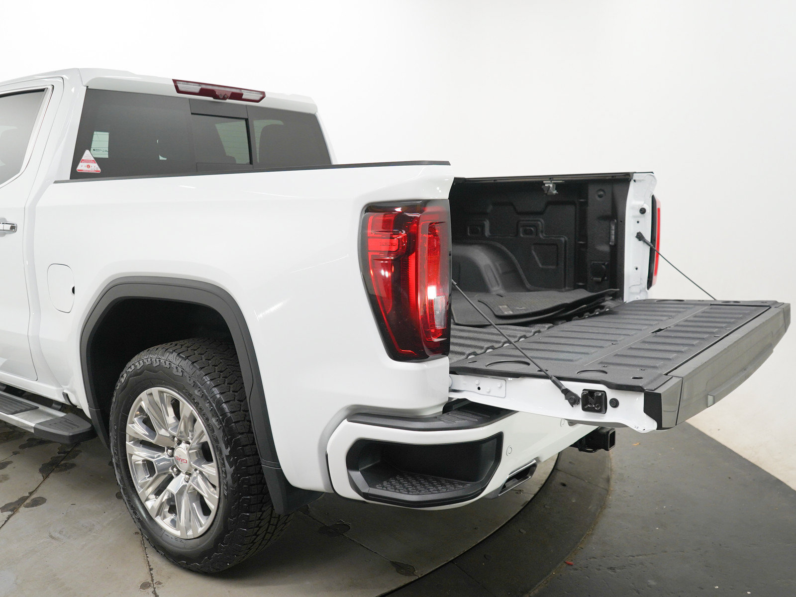 Used 2022 GMC Sierra 1500 Denali w/ Technology Package AWD/4WD image 9