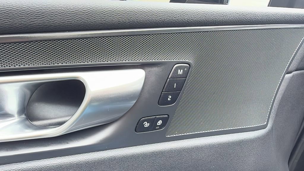 Certified 2025 Volvo XC60 B5 Plus w/ Climate Package image 14