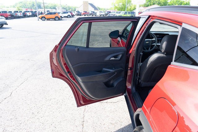 Used 2025 Chevrolet Trax LT FWD image 11