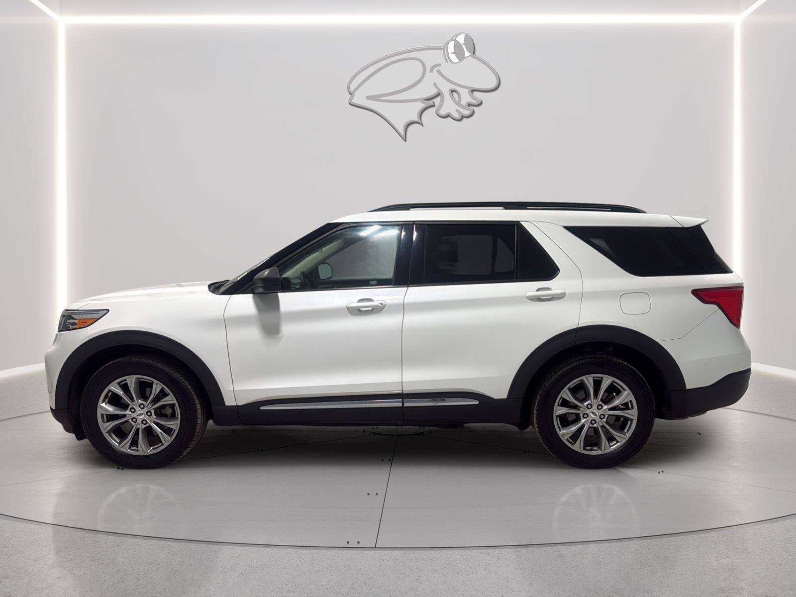 Used 2021 Ford Explorer XLT w/ Equipment Group 202A AWD/4WD image 2