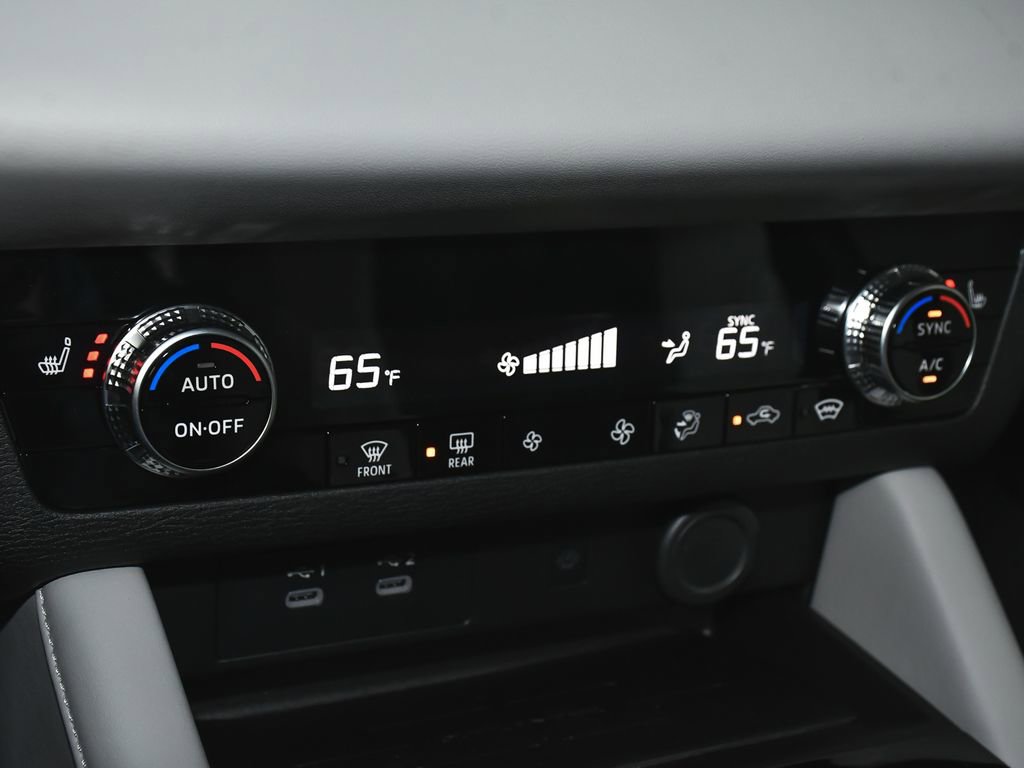 Used 2025 Mitsubishi Outlander SE image 29