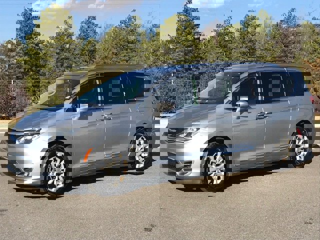 Used 2018 Chrysler Pacifica Touring-L video 1