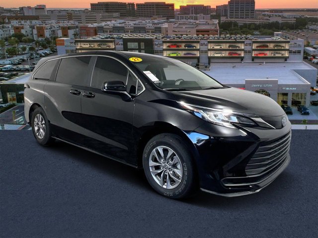 Used 2022 Toyota Sienna LE image 1