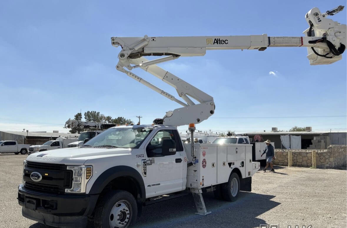 Used 2019 Ford F550 4x4 Regular Cab Super Duty image 1