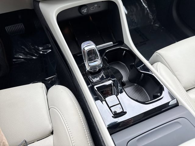 Certified 2024 Volvo XC40 B5 Plus w/ Climate Package AWD/4WD image 25