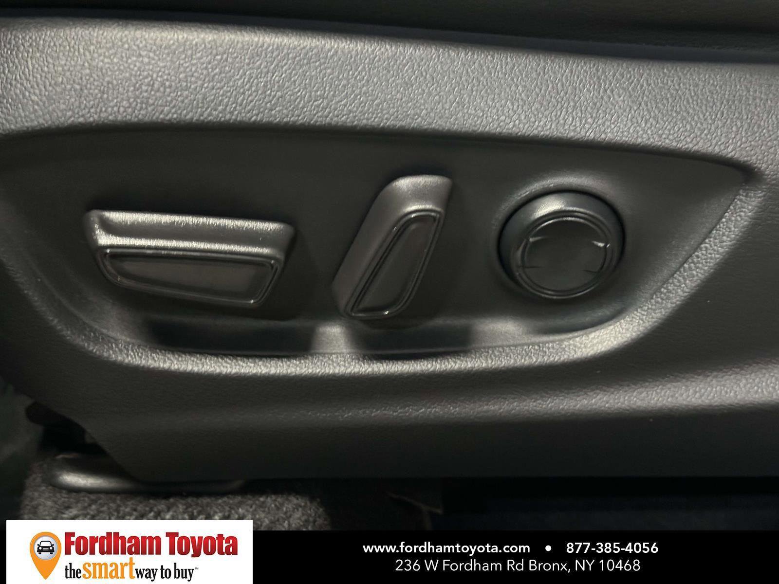 Used 2025 Toyota Corolla Cross XLE image 18