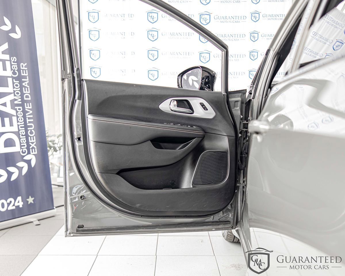 Used 2025 Chrysler Pacifica Limited FWD image 32