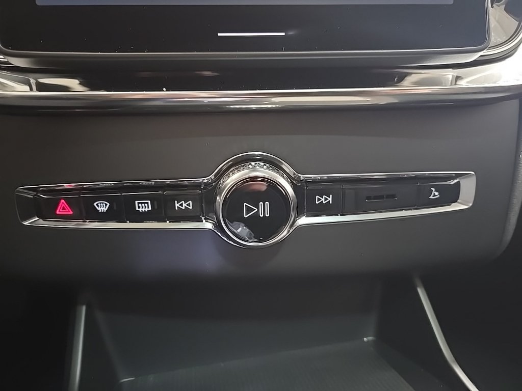 New 2026 Volvo XC90 B6 Plus w/ Protection Package Premier AWD/4WD image 17