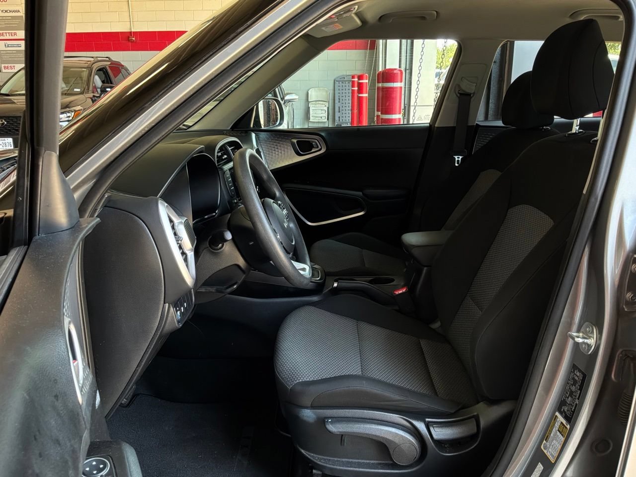Used 2025 Kia Soul LX w/ LX Technology Package FWD image 10
