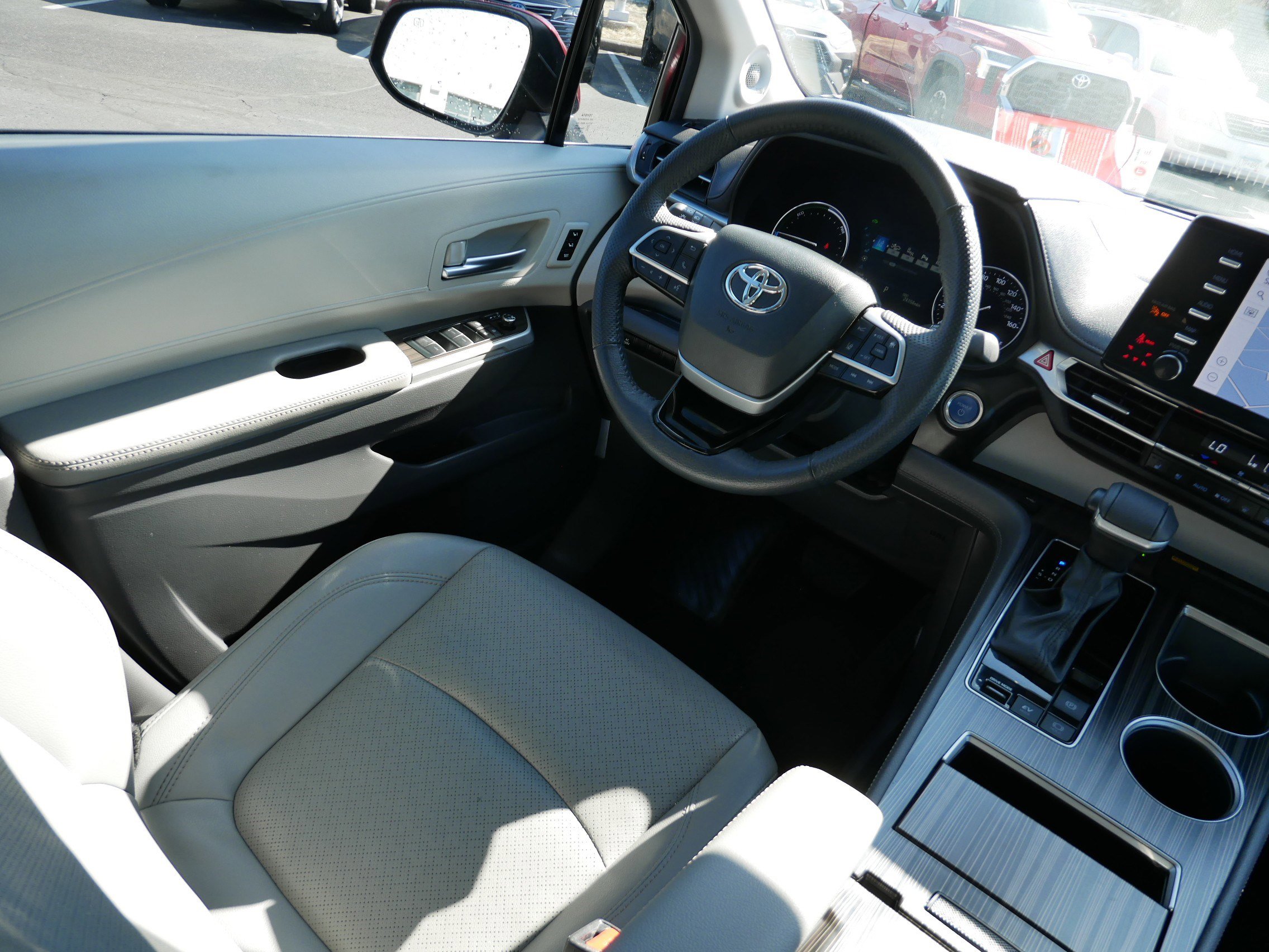 Certified 2023 Toyota Sienna Limited FWD image 9