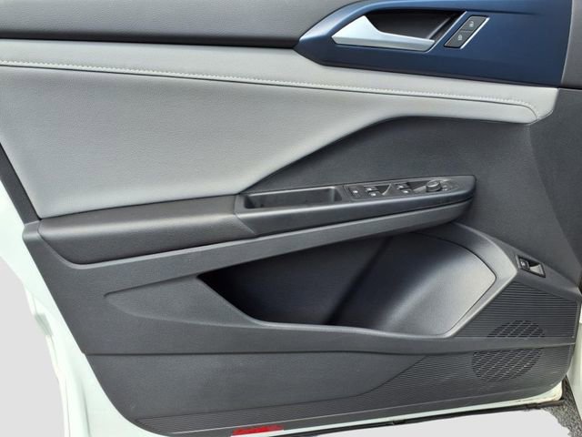 Used 2023 Volkswagen Taos SE w/ Black Wheel Package image 16