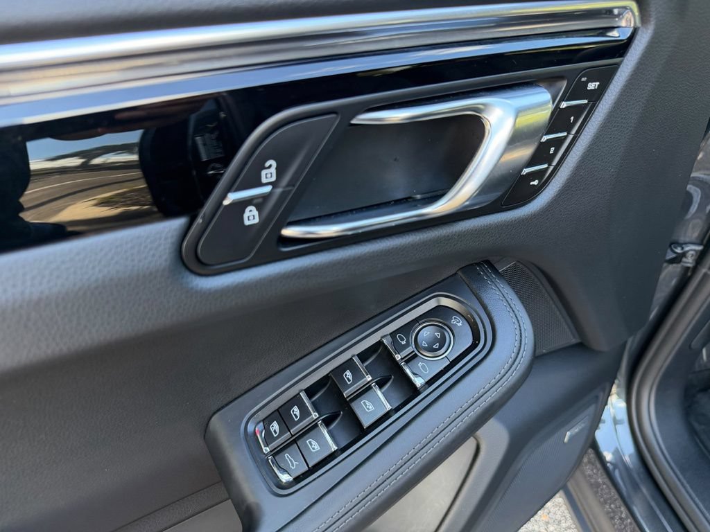 Certified 2025 Porsche Macan S AWD/4WD image 7