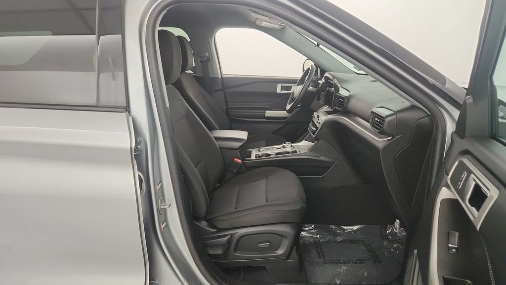 Used 2023 Ford Explorer XLT AWD/4WD image 29