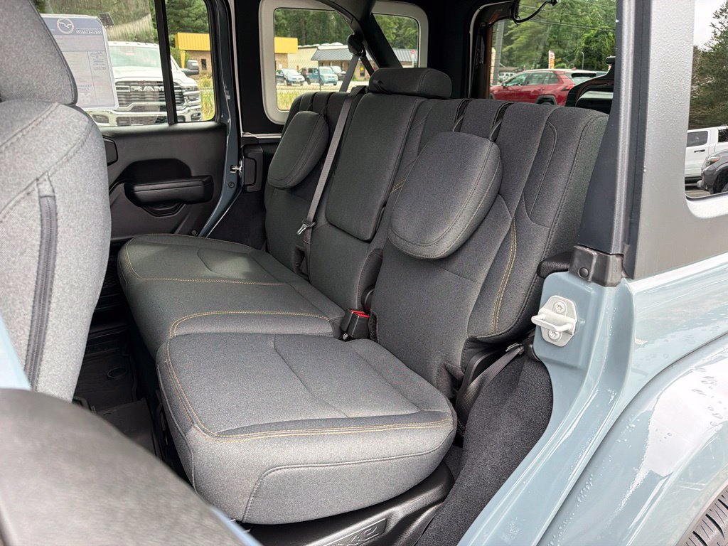 Used 2024 Jeep Wrangler Unlimited w/ Convenience Group AWD/4WD image 19