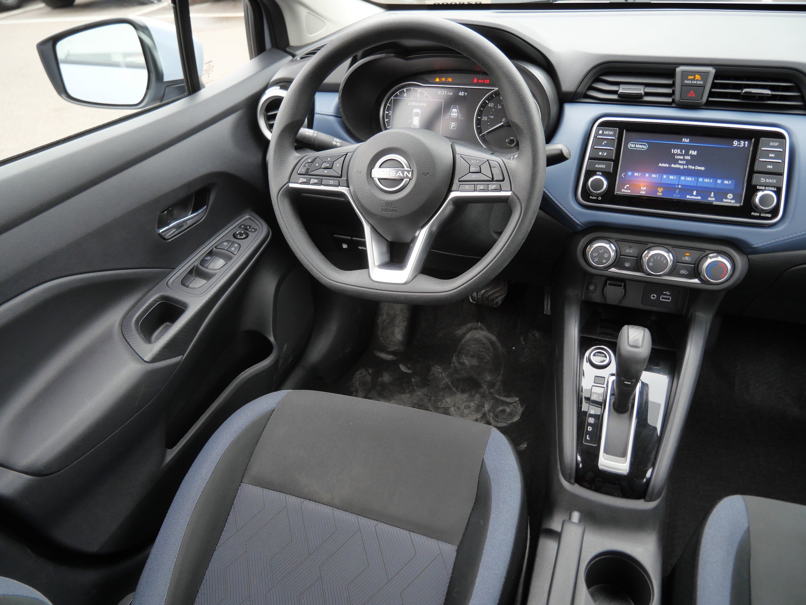 Used 2025 Nissan Versa SV FWD image 9