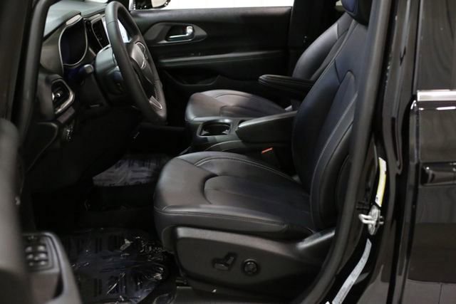 Used 2025 Chrysler Pacifica Select image 8