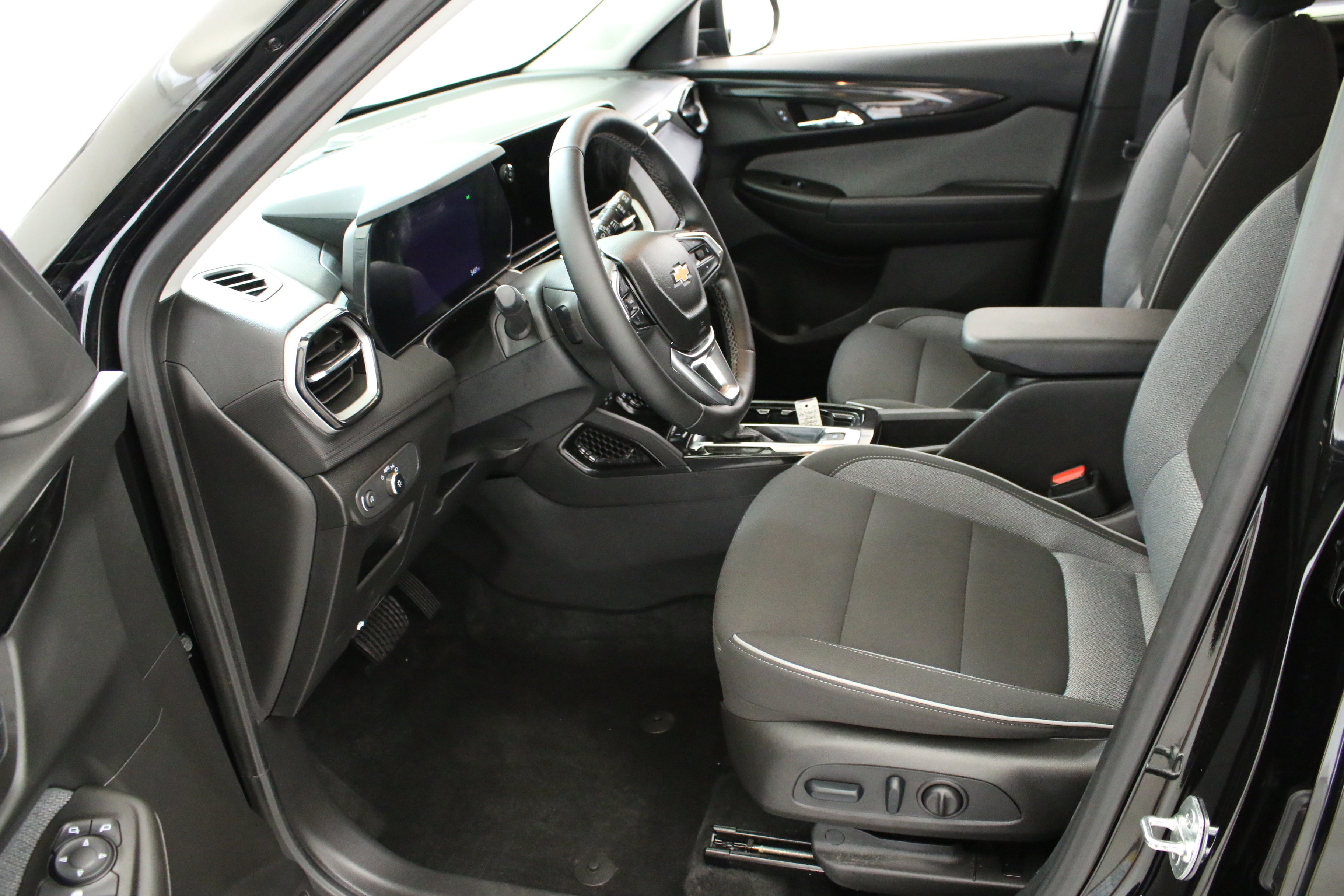 Used 2025 Chevrolet TrailBlazer LT w/ Convenience Package AWD/4WD image 24