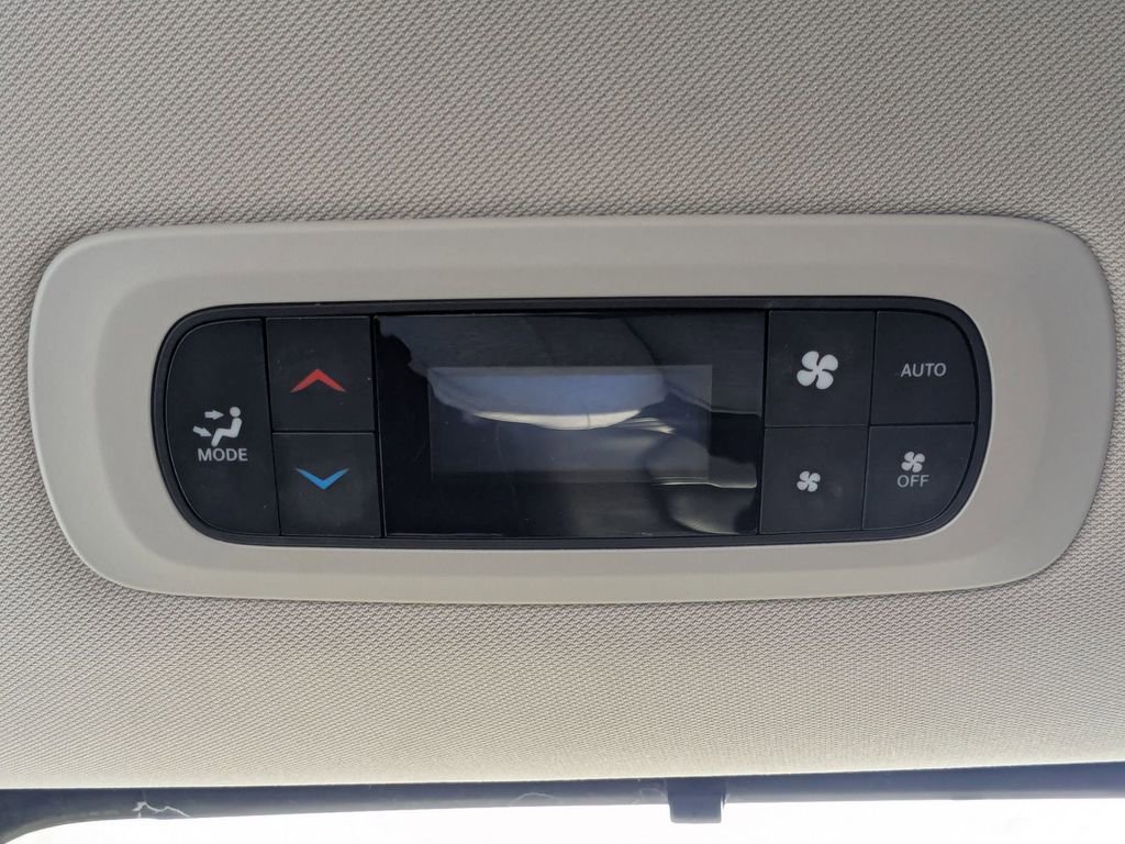 Used 2023 Chrysler Pacifica Touring-L image 28