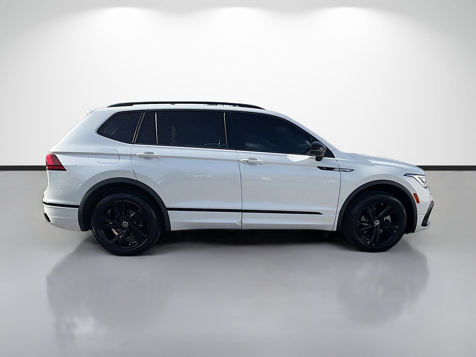 Used 2023 Volkswagen Tiguan SE R-Line FWD image 2