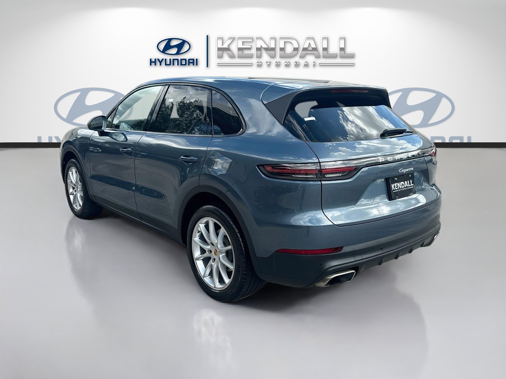 Used 2020 Porsche Cayenne w/ Premium Package AWD/4WD image 4