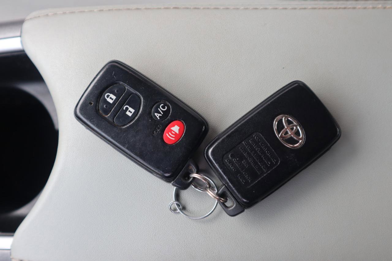 Used 2015 Toyota Prius Four w/ Deluxe Solar Roof Package image 99