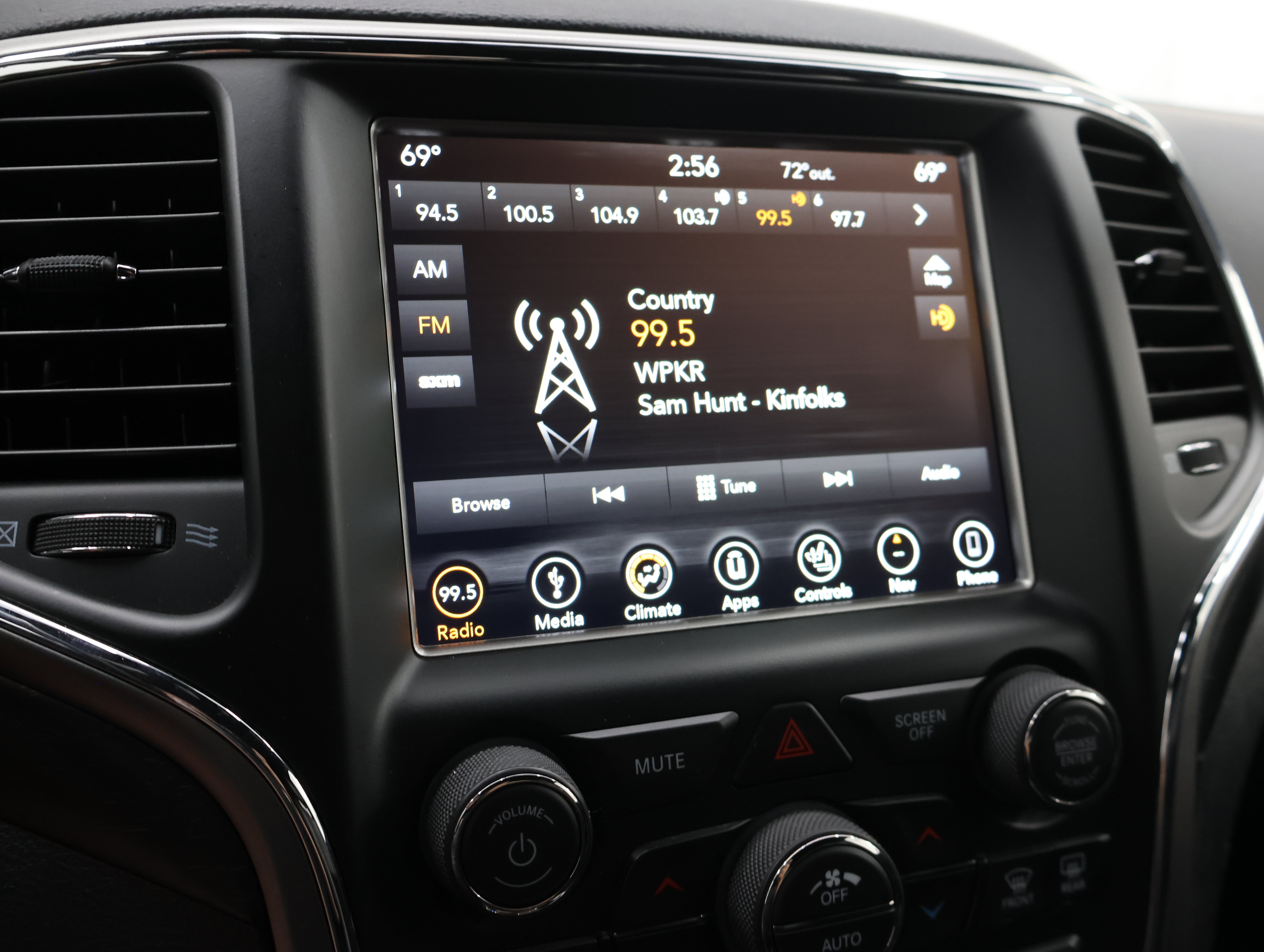 Used 2018 Jeep Grand Cherokee Altitude AWD/4WD image 10