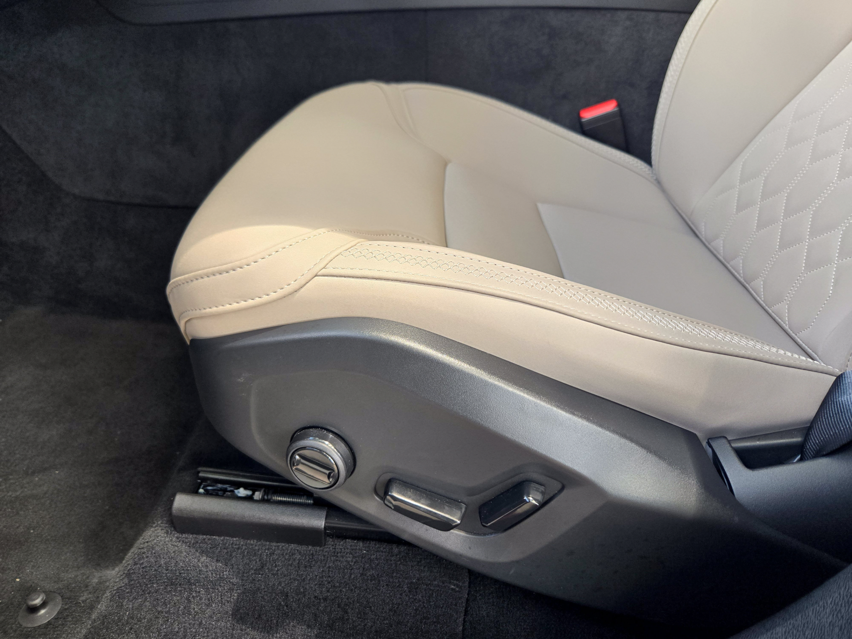 Certified 2026 Volvo XC60 B5 Plus w/ Protection Package Premier AWD/4WD image 23