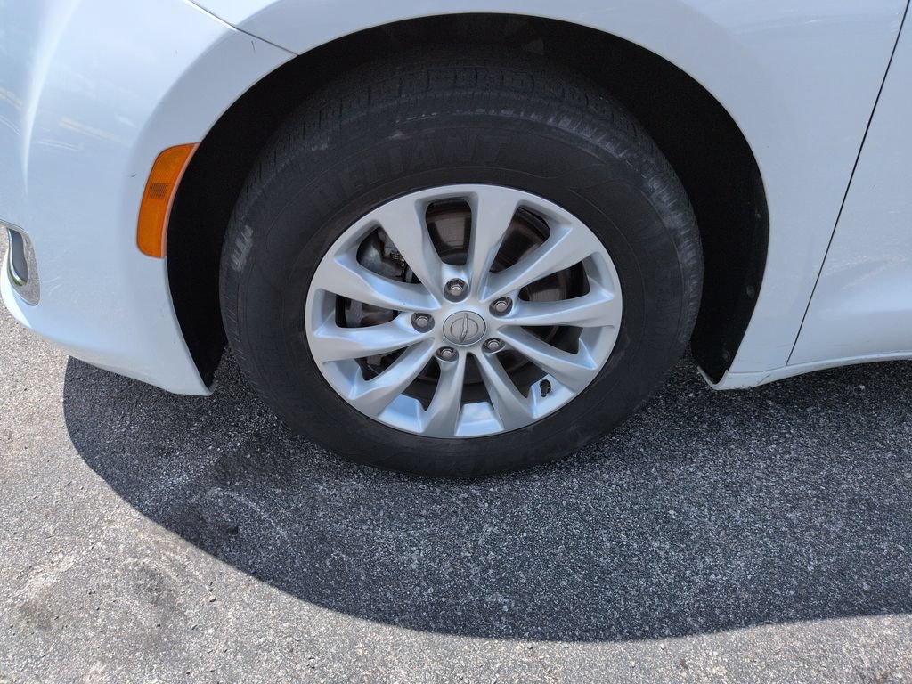 Used 2018 Chrysler Pacifica Touring Plus FWD image 28