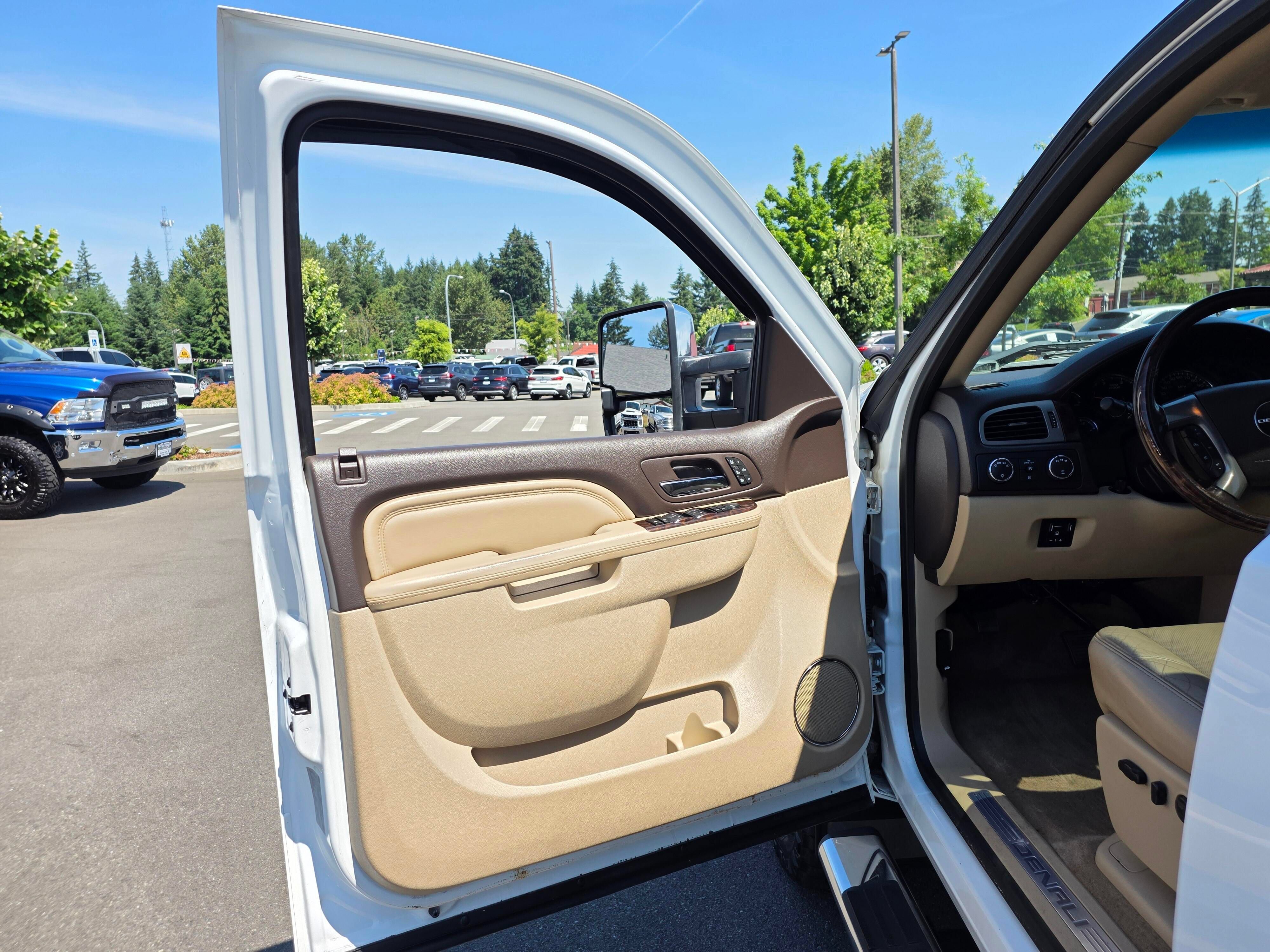 Used 2013 GMC Sierra 2500 Denali w/ Suspension Package, Off-Road AWD/4WD image 23