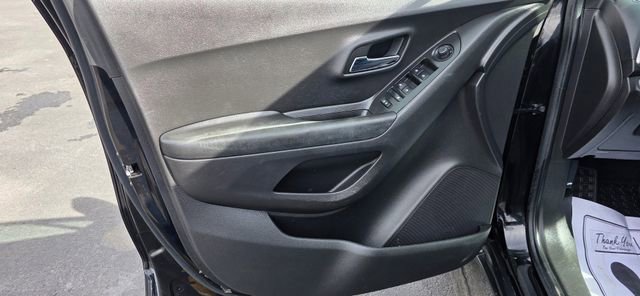 Used 2022 Chevrolet Trax LT w/ LT Convenience Package image 9