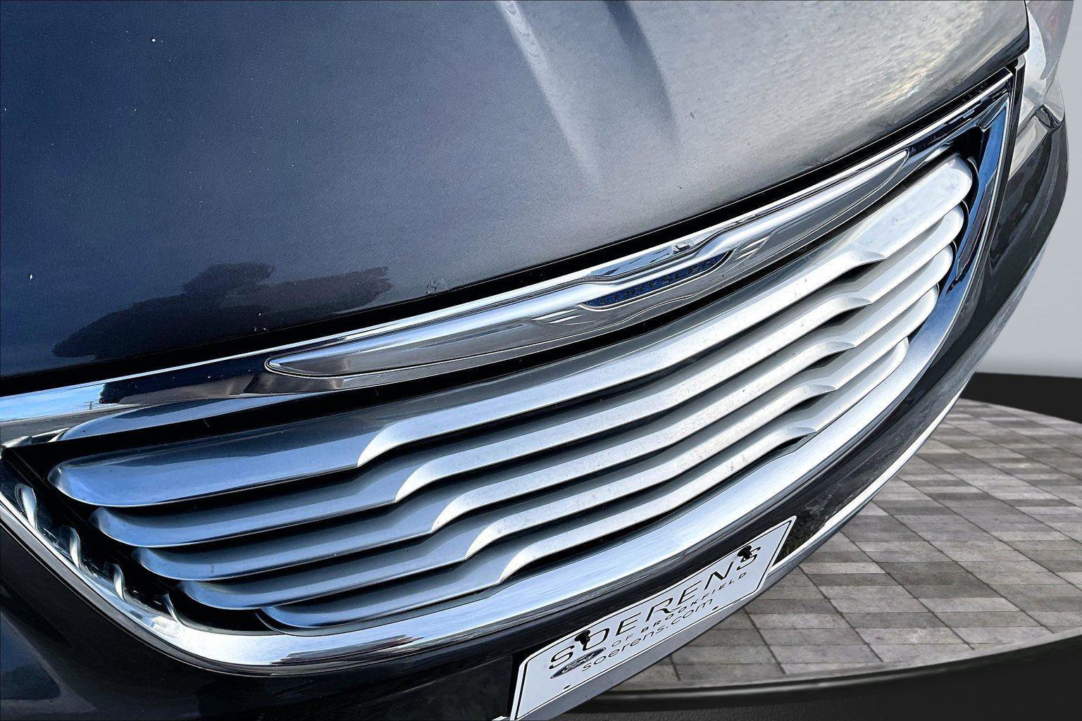 Used 2015 Chrysler Town & Country Touring-L w/ Driver Convenience Group image 24