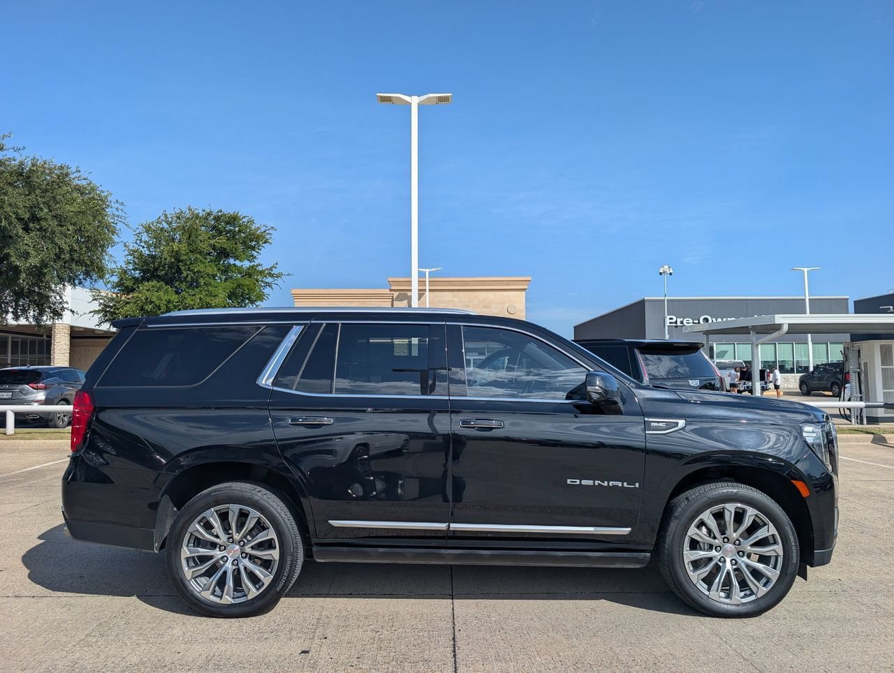 Used 2021 GMC Yukon Denali w/ Denali Premium Package AWD/4WD image 3