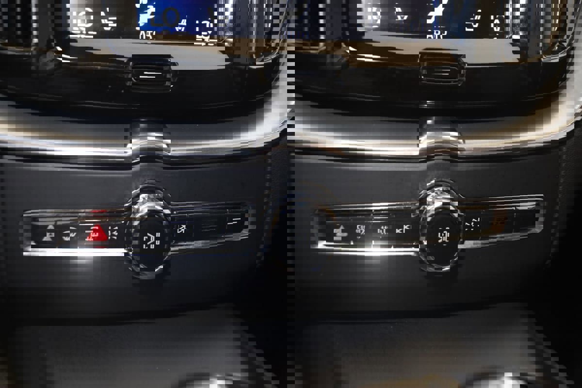 Used 2019 Volvo XC60 T5 Momentum w/ Multimedia Package image 28