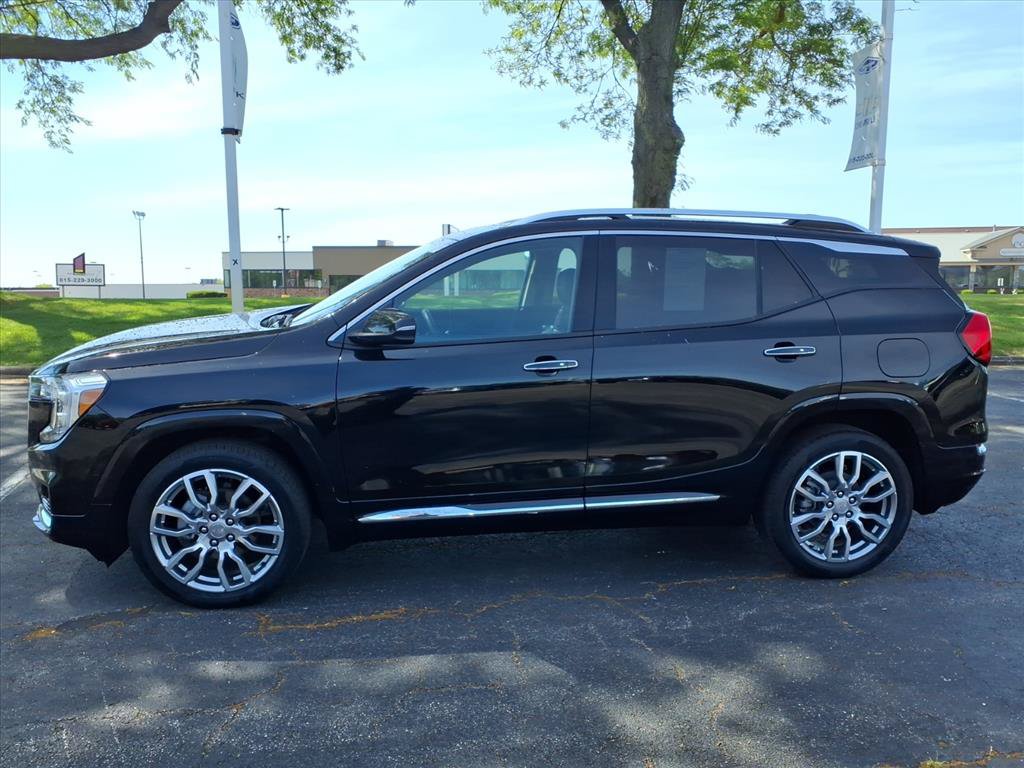 Used 2023 GMC Terrain Denali w/ Denali Premium Package AWD/4WD image 4