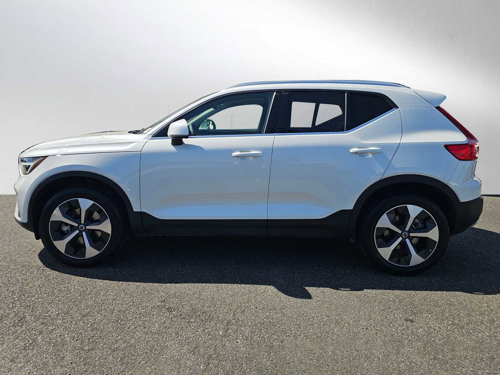 Used 2025 Volvo XC40 B5 Core w/ Protection Package Premier AWD/4WD image 6