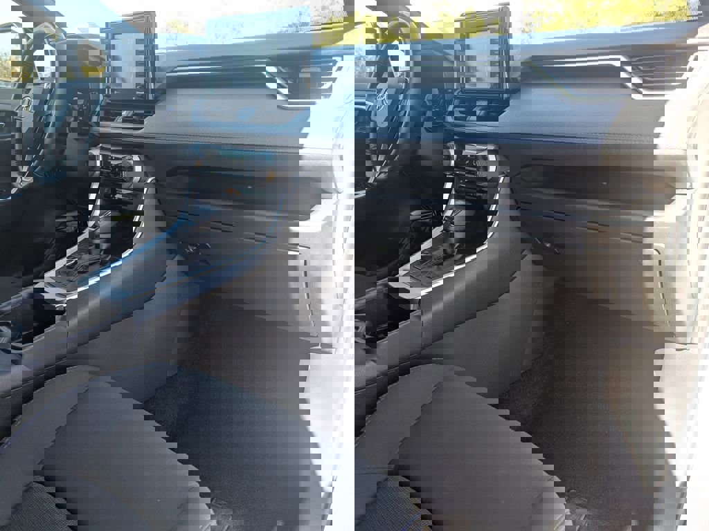 Used 2022 Toyota RAV4 SE image 9