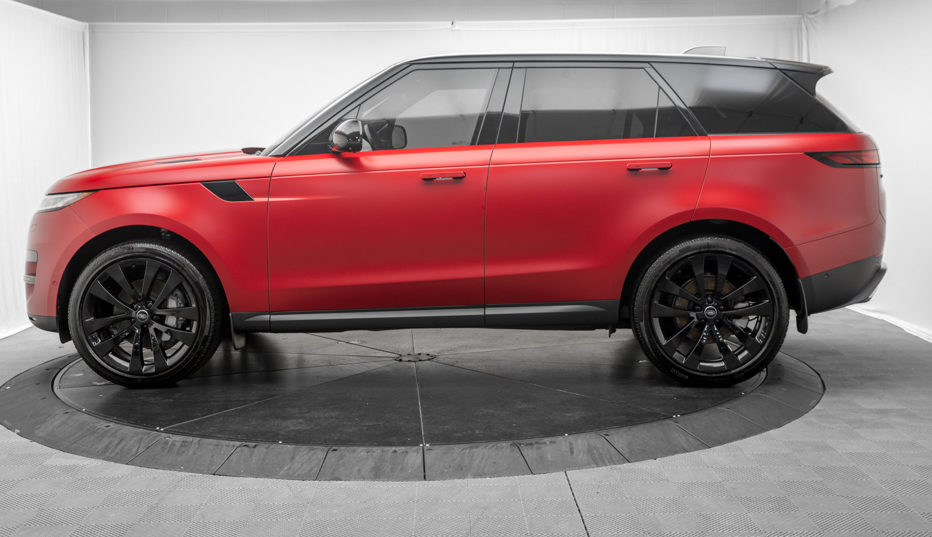 Used 2025 Land Rover Range Rover Sport SE AWD/4WD image 4