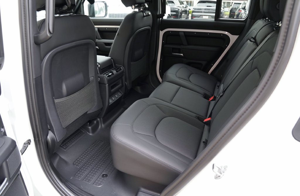 New 2026 Land Rover Defender 110 X-Dynamic SE AWD/4WD image 32
