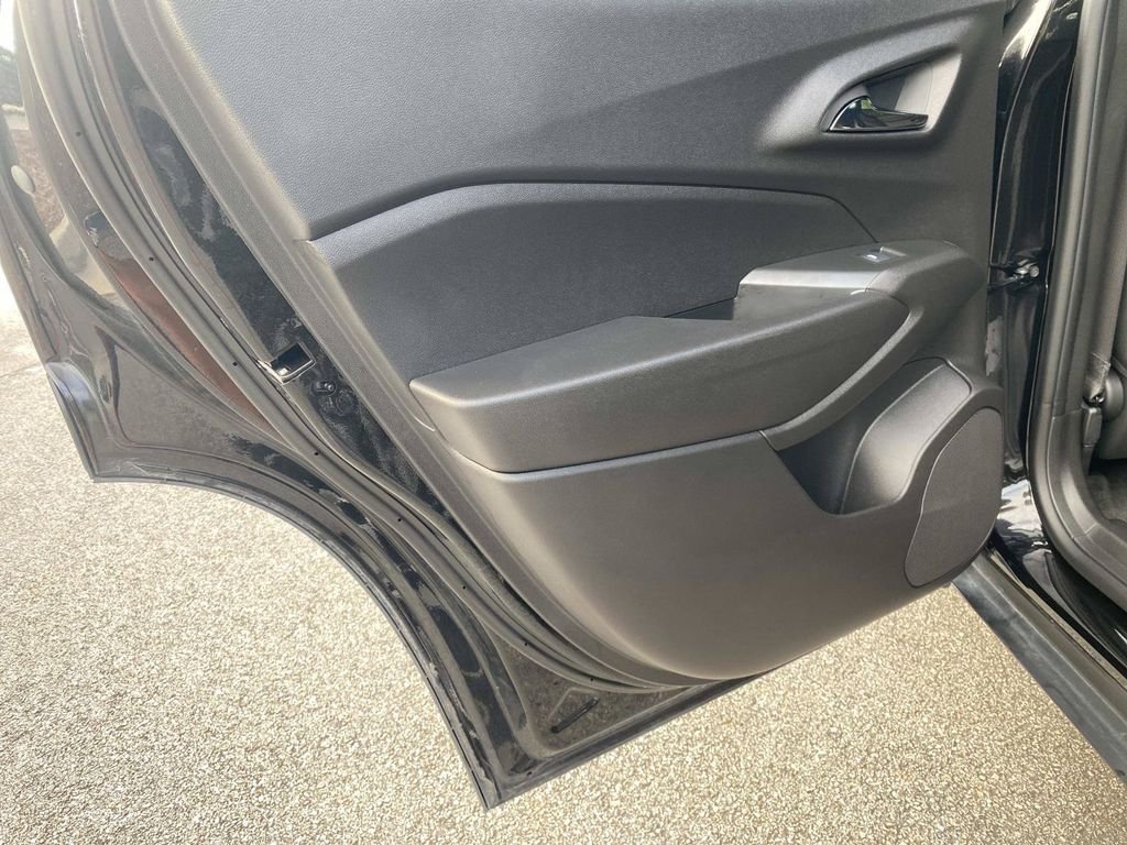 Used 2025 Chevrolet Trax RS w/ Sunroof Package FWD image 13